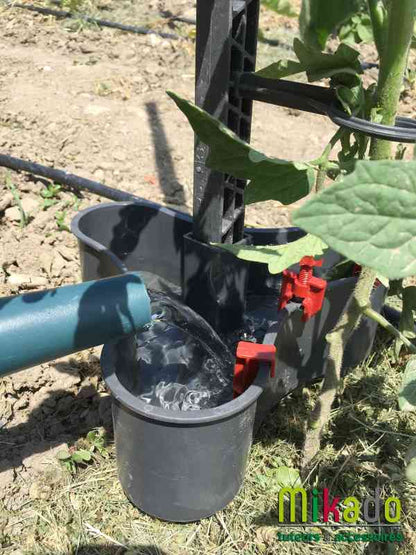 Vandingsbeholder og opbinding. Til tomater og agurker. 2 stk.